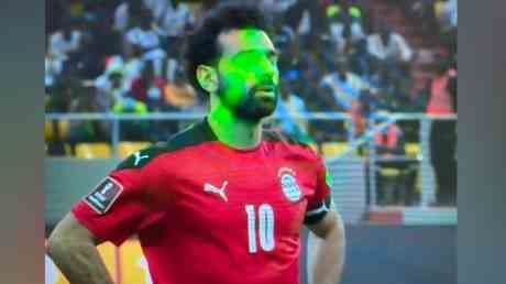 Salah vise par une attaque au laser avant un penalty