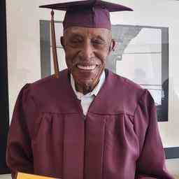 Un Americain de 101 ans recoit toujours son diplome apres