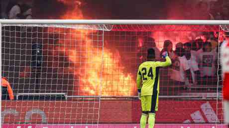 Un incendie fait rage au stade national de football des