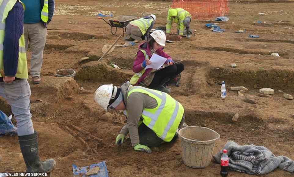 Les archéologues ont été soutenus par le Musée national du Pays de Galles, l'Université de Cardiff, Cadw et le Glamorgan-Gwent Archaeological Trust