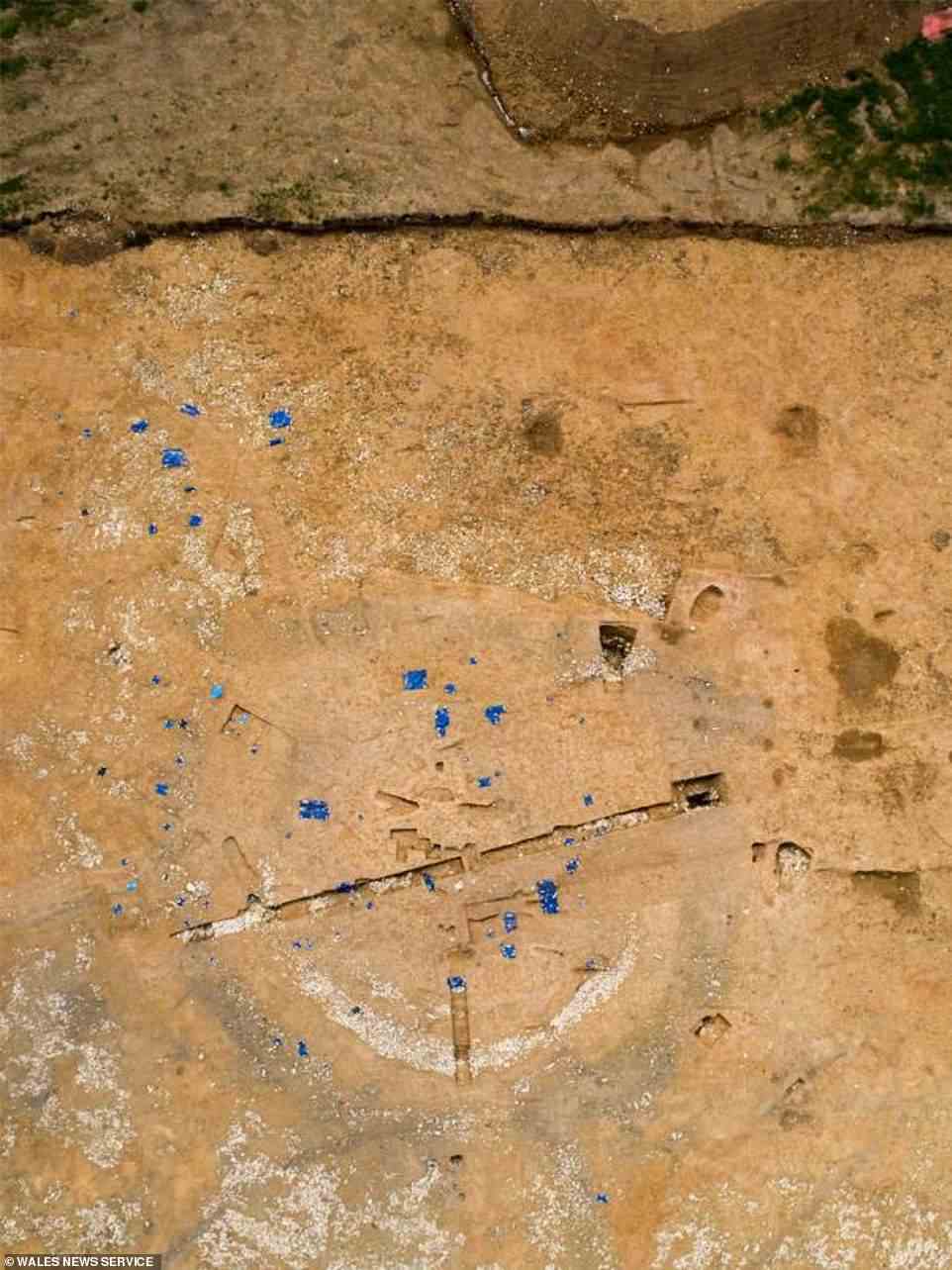 Les archéologues ont également trouvé un monument funéraire de l'âge du bronze lors de fouilles près de Barry, dans le sud du Pays de Galles.