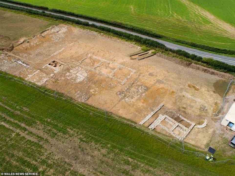 Les archéologues ont découvert le mercenaire enterré avec son épée à côté d'outils agricoles de l'âge du fer, d'anciens lieux de sépulture et de vestiges de rotondes.  Sur la photo, une villa romaine fouillée par des archéologues