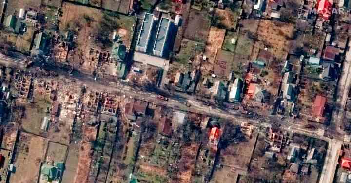 Vue d'ensemble des maisons et des véhicules détruits dans une rue de Bucha, en Ukraine, le 31 mars 2022. 