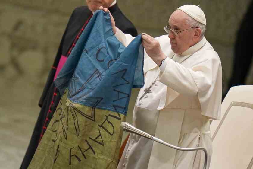 Le pape François tient un drapeau aux couleurs de l'Ukraine