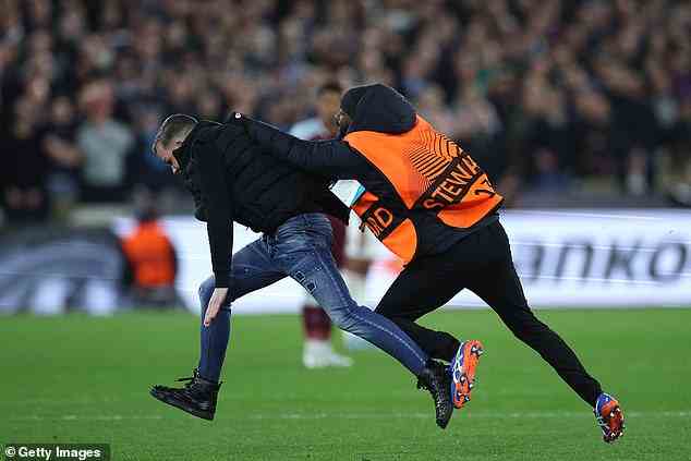 Un autre envahisseur de terrain a été attaqué par un steward lors du match de quart de finale de la Ligue Europa