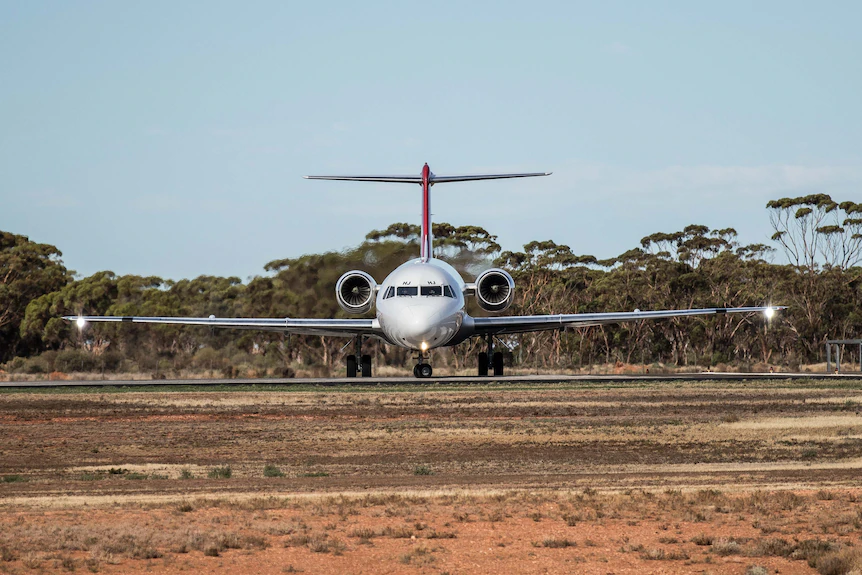 Un avion taxi sur une piste.  