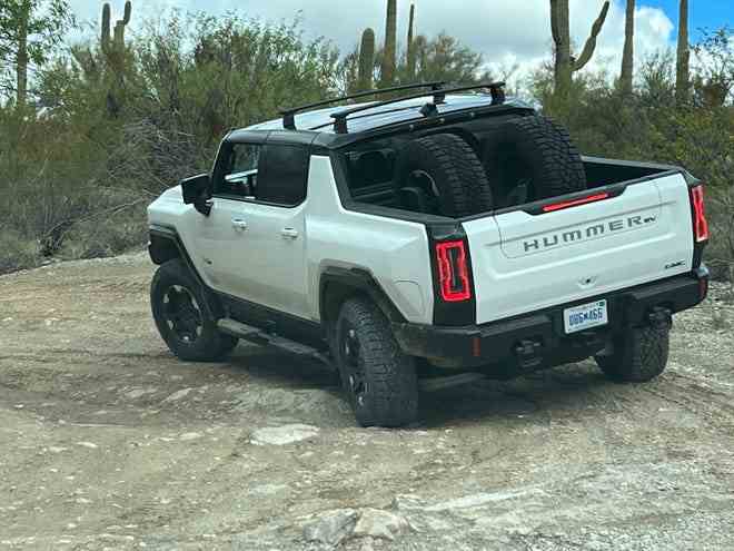 La direction intégrale rend le pick-up électrique GMC Hummer EV Edition 1 2022 extrêmement maniable.