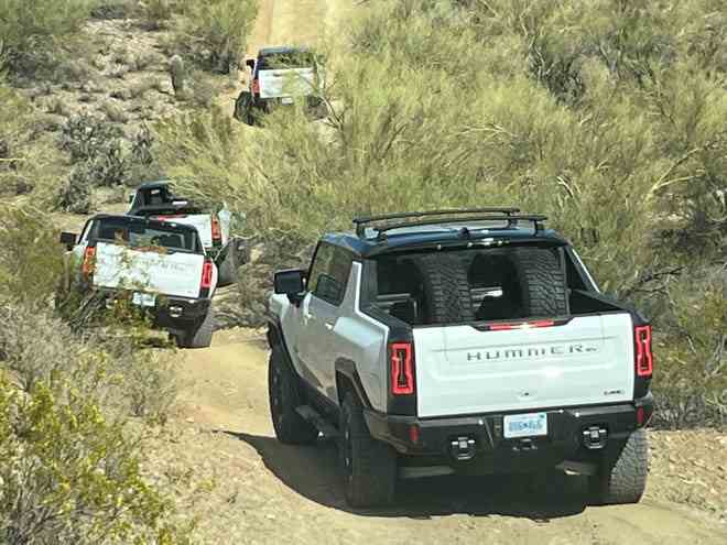 2022 GMC Hummer EV Edition 1 pick-up électriques sur la piste en Arizona.