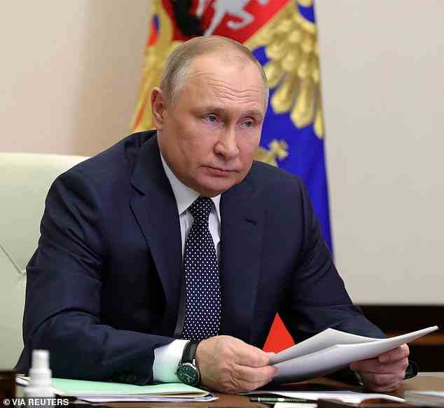 Vladimir Poutine se baigne dans du sang extrait de bois de cerf - un traitement baptisé 