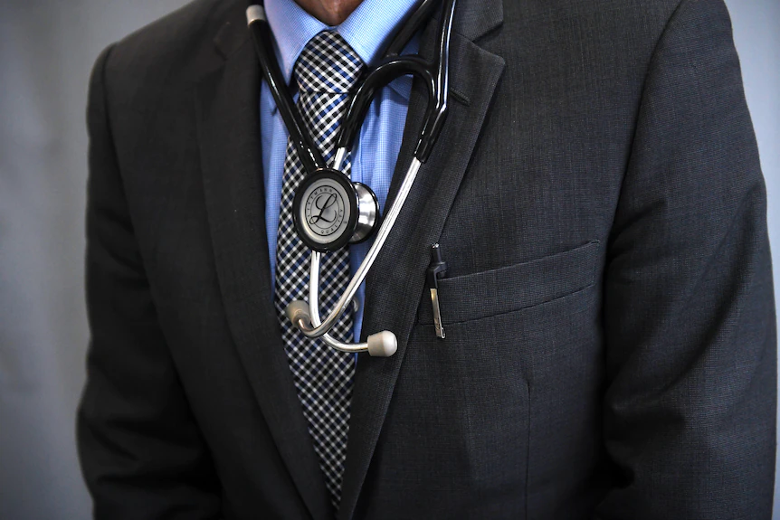 un homme avec un stéthoscope autour du cou