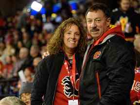 Les parents de Johnny Gaudreau, Jane et Guy Gaudreau, posent pour une photo avant le match de mardi contre le Seattle Kraken.