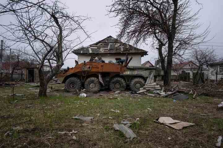 Un véhicule blindé de combat russe détruit pendant la guerre avec l'Ukraine est mort le 12 mars. 