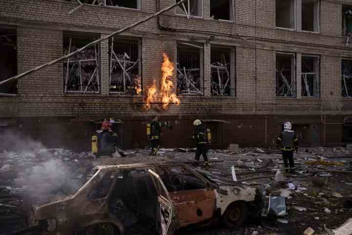 Les pompiers travaillent pour éteindre plusieurs incendies à la suite d'une attaque russe à Kharkiv, en Ukraine, le samedi 16 avril 2022. 