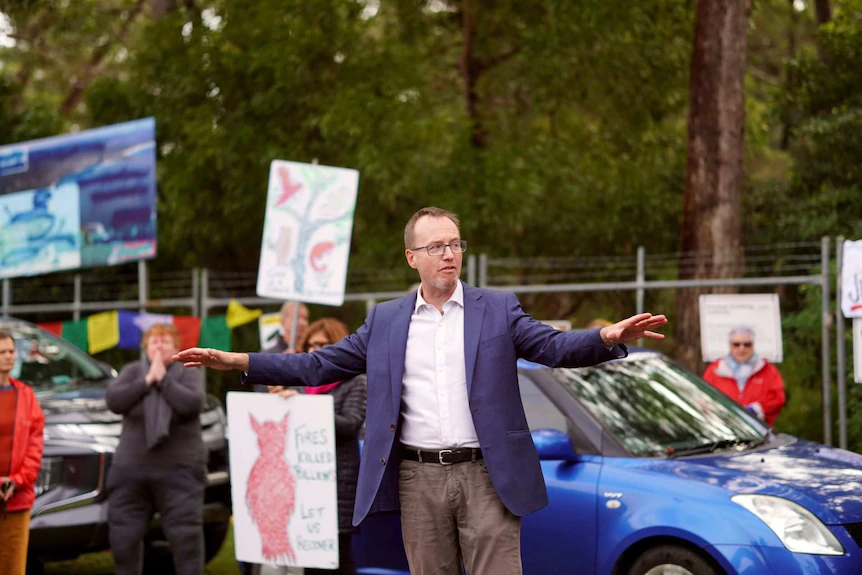 Le député vert David Shoebridge s'adresse aux manifestants à Manyana.