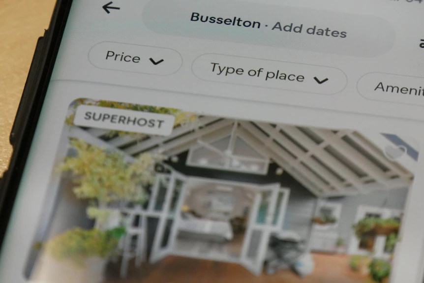 Photo d'Airbnb utilisée sur un téléphone pour rechercher un logement à Busselton