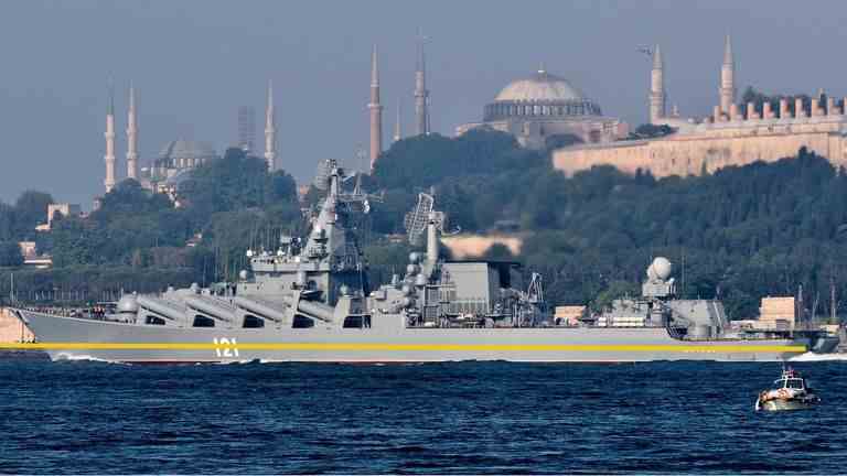 La ligne jaune montre la hauteur de la ligne de flottaison sur le Moskva endommagé par rapport à cette image du navire de guerre de l'année dernière.  Image : Reuters
