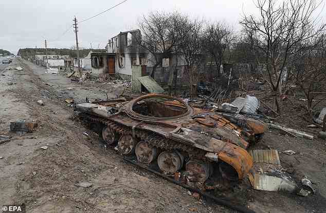 Un char russe endommagé a été aperçu mardi près d'une route dans le village de Zalisia, près de Kiev