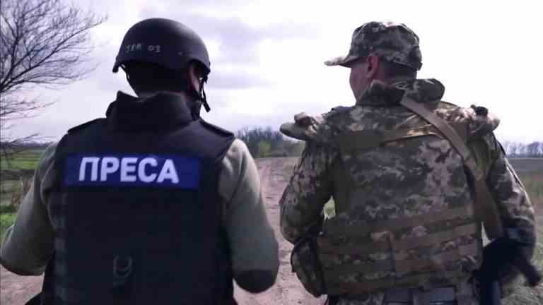 Sky News rapporte depuis les lignes de front dans la région du Donbass alors que les forces ukrainiennes se préparent à une nouvelle offensive de la Russie.  Les défenseurs s'arment d'armes britanniques