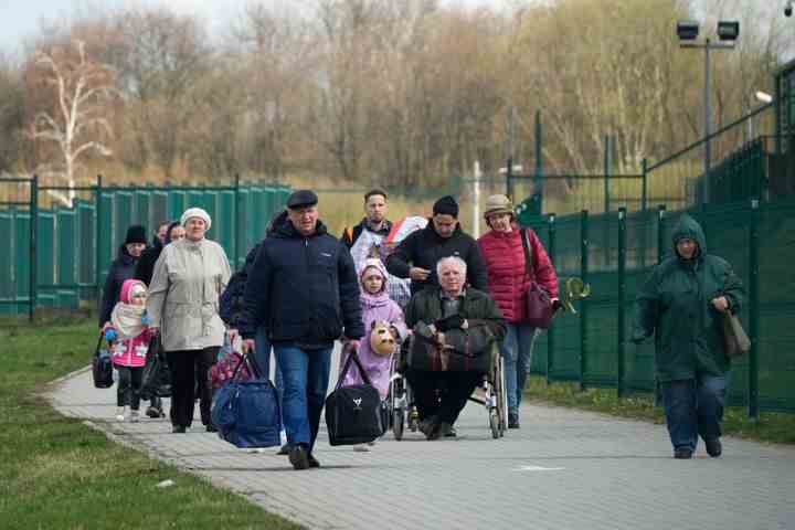 Les réfugiés quittent l'Ukraine voisine au poste frontière de Medyka, dans le sud-est de la Pologne, après avoir fui la guerre.