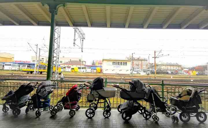 Des poussettes pour les réfugiés et leurs bébés fuyant le conflit dans l'Ukraine voisine sont garées à la gare de Przemysl, en Pologne.