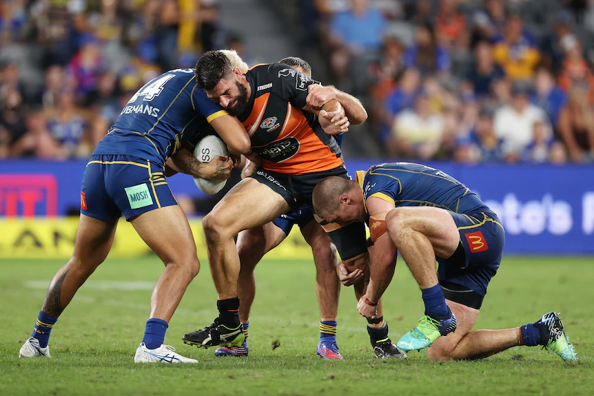 Un joueur de rugby passe le ballon contre Parramatta 