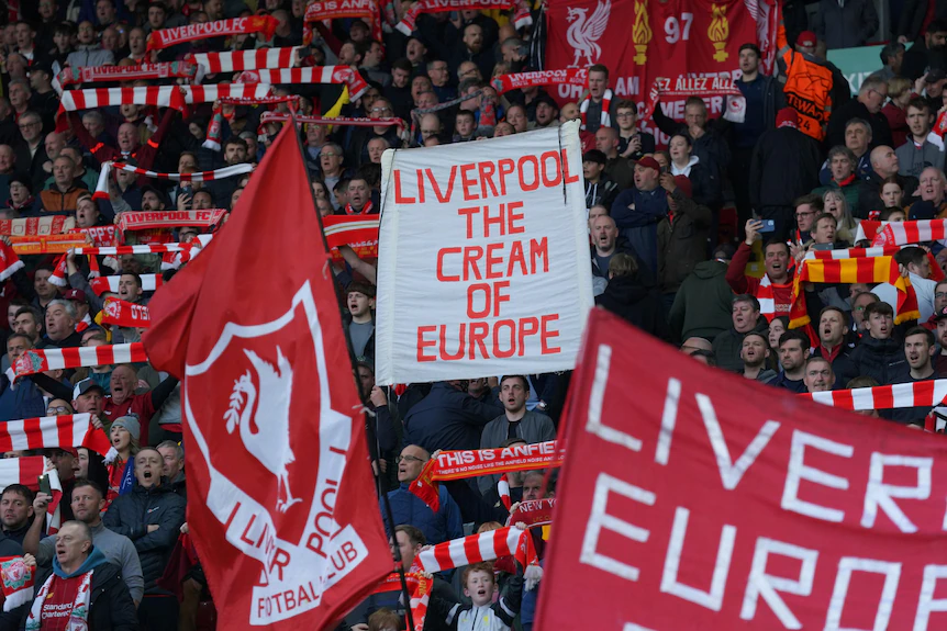 Les fans de Liverpool enfilent une mer d'écharpes et de bannières rouges et blanches lors d'un match à Anfield
