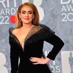 Adele a licencie une equipe creative pour des spectacles a