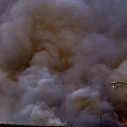 Beaucoup de fumee provenant dun incendie dans une montagne de
