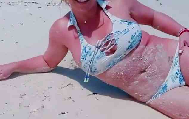 Britney Spears nage NUE dans la piscine de lhotel apres
