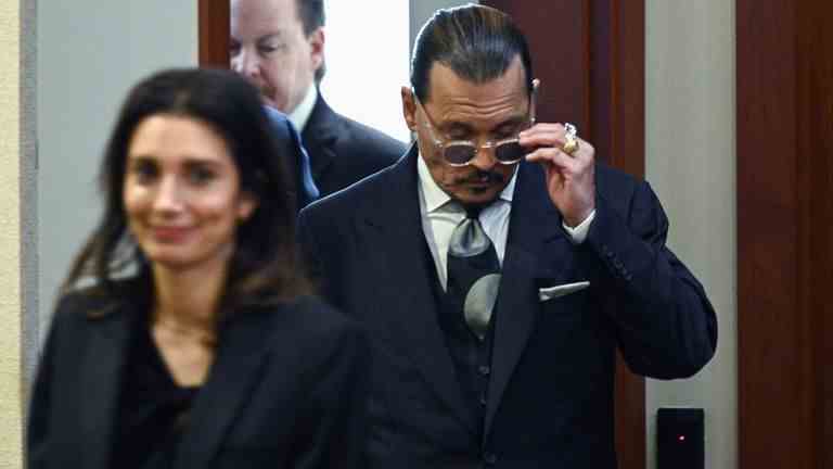 L'acteur Johnny Depp arrive au palais de justice du comté de Fairfax pour son procès en diffamation de l'ex-femme Amber Heard à Fairfax, Virginie, États-Unis, le 25 avril 2022.  Brendan Smialowski / Piscine via REUTERS
