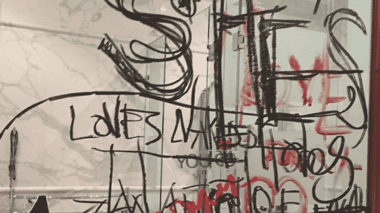 Le tribunal a vu les graffitis de Depp sur un miroir – prétendument de la peinture, du sang et du rouge à lèvres