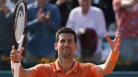 Djokovic double ses commentaires sur Wimbledon apres avoir atteint la