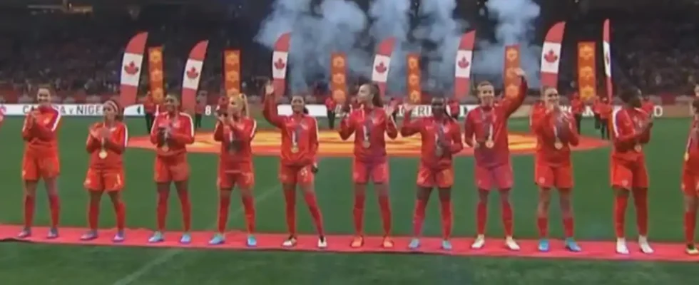 Honneurs et celebrations alors que lequipe canadienne de soccer feminin.webp