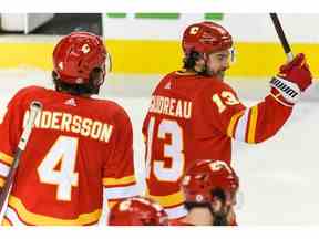 Johnny Gaudreau marque 100 en presence des parents