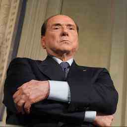 Lancien Premier ministre italien Berlusconi profondement decu par le comportement