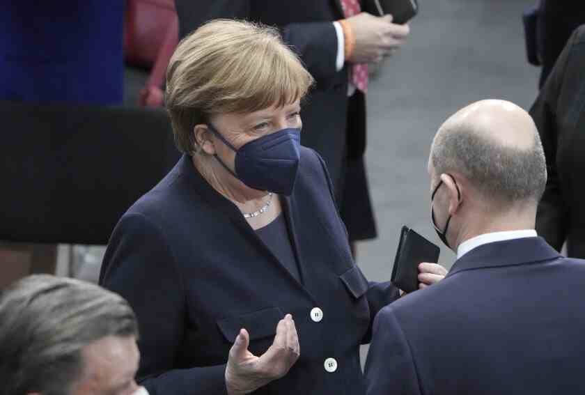 L'ancienne chancelière Angela Merkel s'entretient avec le chancelier Olaf Scholz lors de l'Assemblée fédérale allemande.