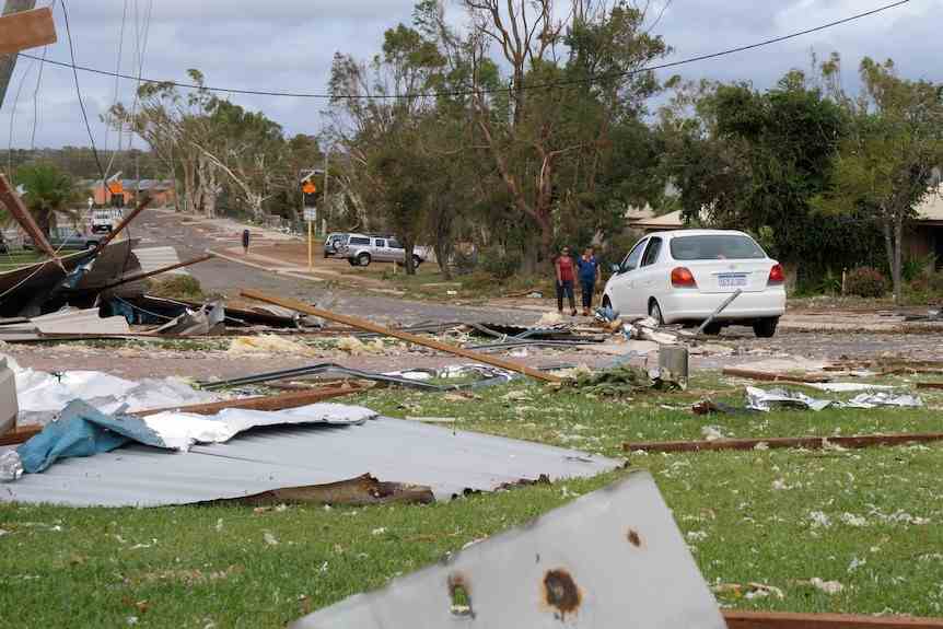 Une rue d'une ville régionale jonchée de débris après un cyclone.