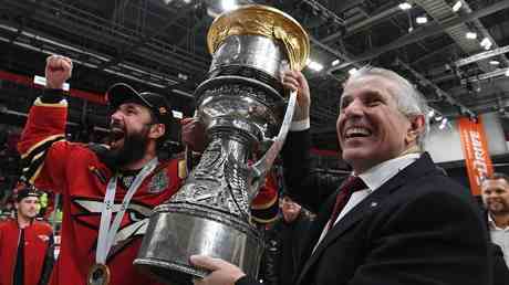 Licone des entraineurs canadiens quitte les geants russes du hockey