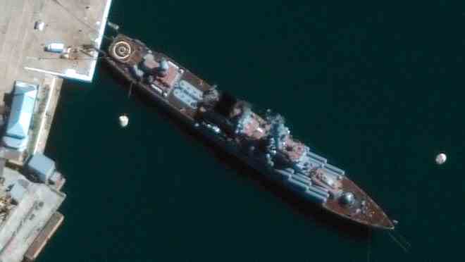 Un croiseur russe battu en boitillant vers le port