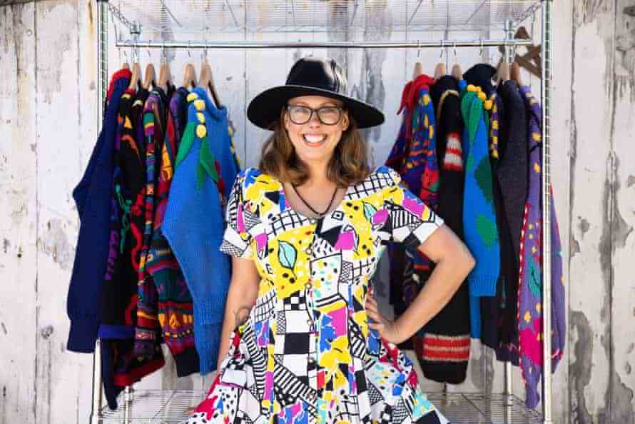 Bec Grant, qui achète des pulls vintage Jenny Key aux côtés d'autres pulls tendance et les vend via sa boutique en ligne, Retro Color Pop.