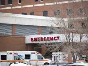 Des ambulances sont garées devant l'hôpital général de Regina en janvier.