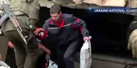 1651624921 285 Des civils ukrainiens fuient lacierie de Mariupol apres que lONU