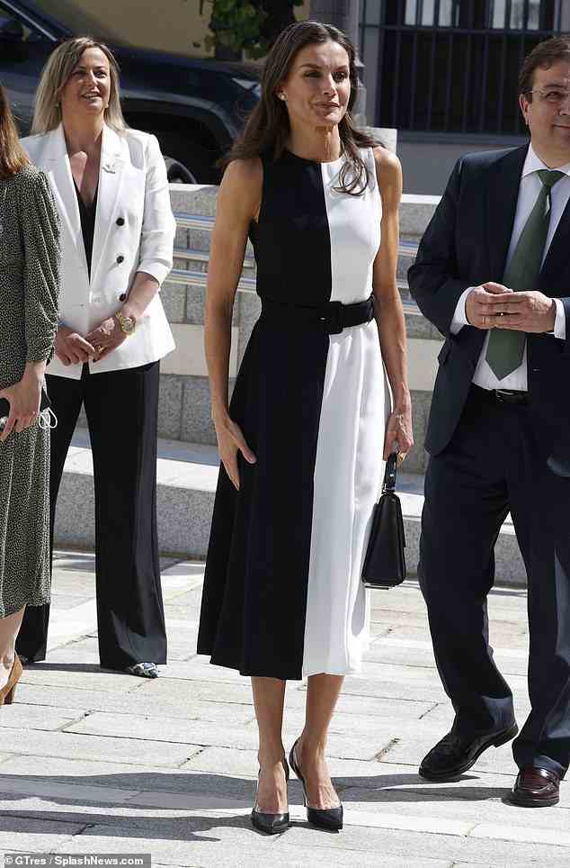 La reine Letizia d'Espagne avait l'air typiquement élégante dans une robe monochrome alors qu'elle présidait mercredi la 30e session du Conseil royal sur le handicap à Mérida