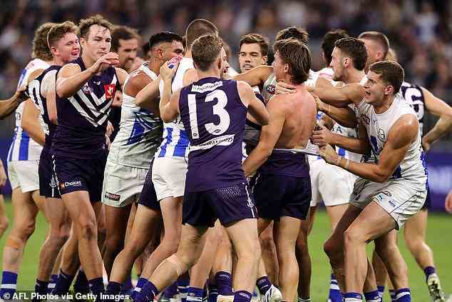 Les esprits se sont enflammés entre Freo et North Melbourne, mais une seule équipe a émergé à Perth