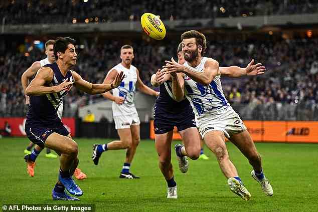 Luke McDonald tente d'esquiver le défi de Bailey Banfield pendant le match au stade Optus