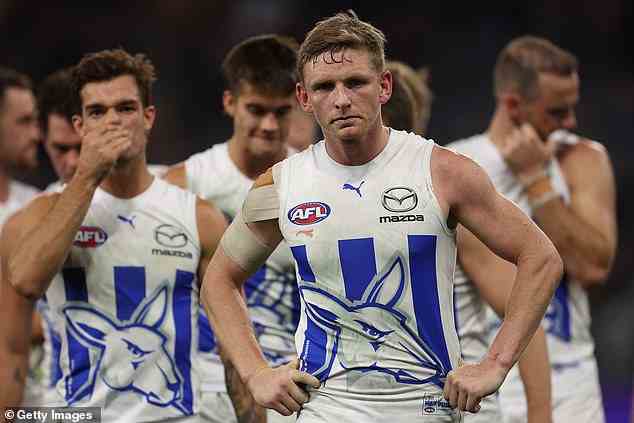 Jack Zieball de North Melbourne semble abattu après une nouvelle défaite écrasante