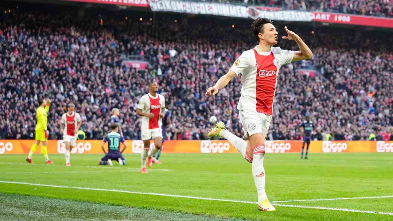 Steven Berghuis applaudit après le 1-0 contre le PSV.