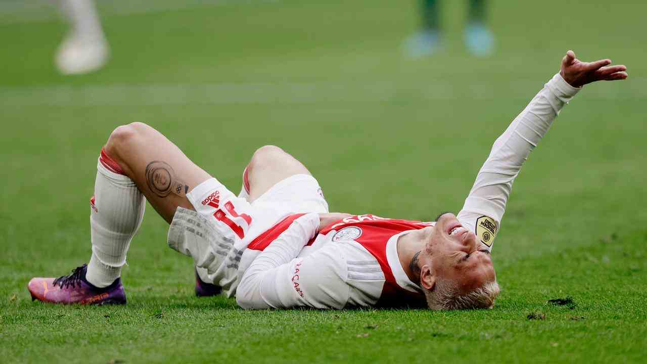 Antony se blesse au sol lors de la Classique contre Feyenoord.