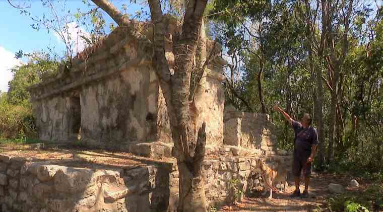 L'archéologue Miguel Covarrubias, à droite, montre les ruines d'un temple maya à Quintana Roo, au Mexique.