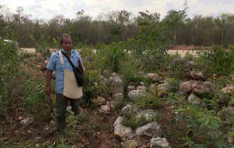 Ignacio Pat Tzuc, chef des indigènes mayas, avec les vestiges archéologiques découverts lors de la construction de l'étape 3 du train maya.